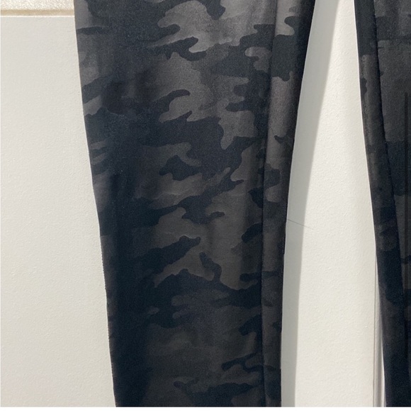 NWT Spanx Faux Leather Camo Leggings, S - Picture 3 of 9